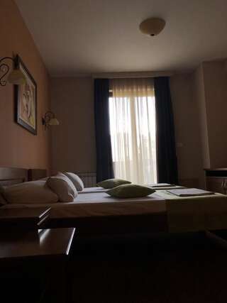 Отель Hotel Monte Rosa Цетине Двухместный номер с 1 кроватью или 2 отдельными кроватями-6